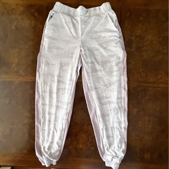 EUC Athleta Women’s Brooklyn Lined Camo Joggers - Shasta Purple - Size 6 - Picture 4 of 10